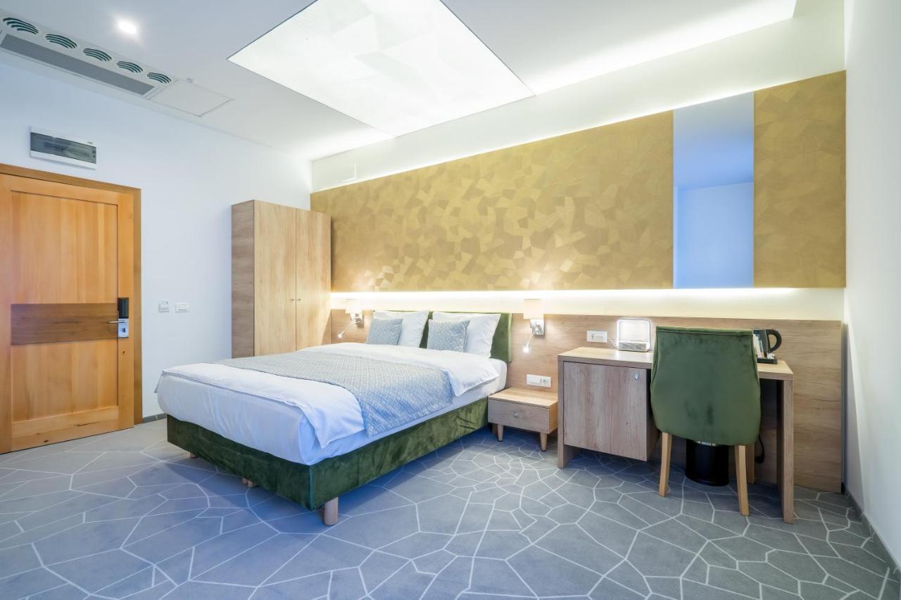 סלובוזיה Hotel Console מראה חיצוני תמונה